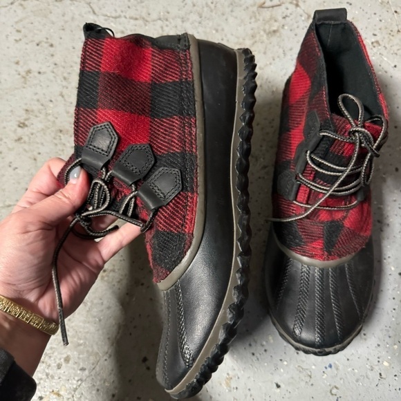 NWT Sorel Out N About Plaid Lace Up Rain Booties red black boots - Picture 4 of 8